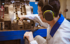 Use Dry Ice For Cleaning Metal Molds In The Factory